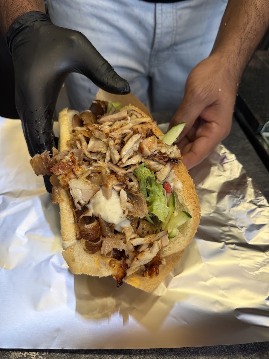 Döner im Brötchen vom Döner Treff